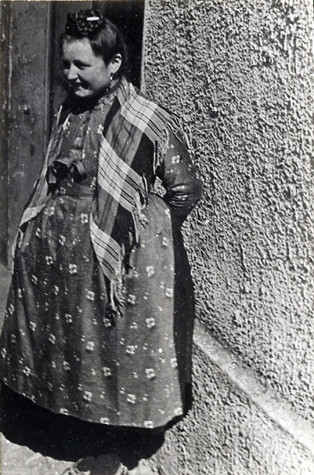 Jüngere Frau in Arbeitstracht im Hüttenberger Land, um 1938