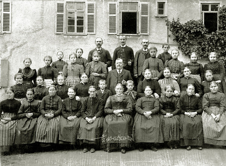 Arbeiterinnen der Zigarrenfabrik Noll in Burkhardsfelden in Sonntagstracht, um 1910
