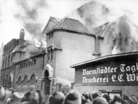 Die Darmstädter Synagoge während des Brandes im November 1938, 10. November 1938