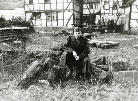 Amerikanischer Soldat auf den Trümmern der Synagoge Grebenau, 1945