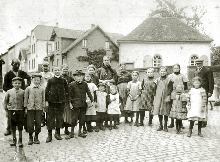 Personen vor der Synagoge in Nieder-Wöllstadt, 1900-1910