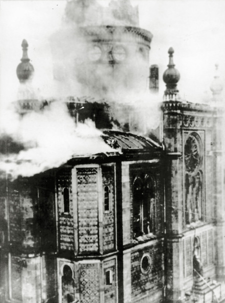 Die brennende Hauptsynagoge in Wiesbaden, November 1938