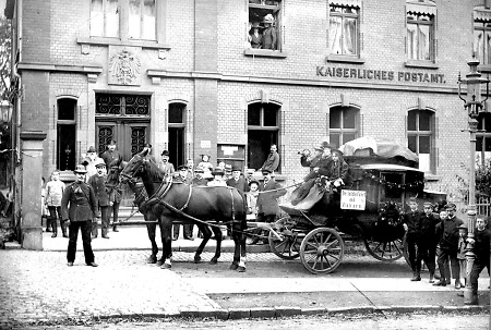 Die letzte Postkutsche nach Wabern vor dem Kaiserlichen Postamt in Homberg (Efze), 1913