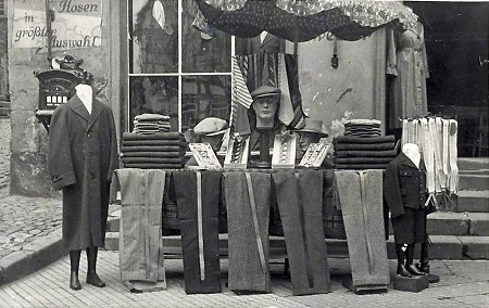 Auslagen vor einem Herren-Konfektionsgeschäft in Homberg (Efze), 1926