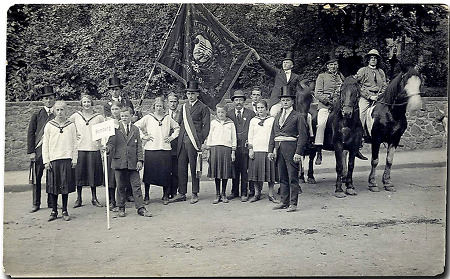 Mitglieder des Turnvereins bei der Freiheiter Kirmes in Homberg, 1919