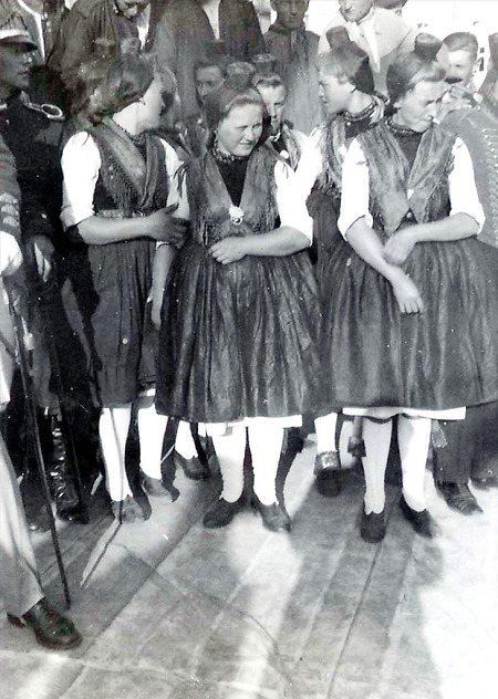 Darstellerinnen in Schwälmer Tracht beim Dörnbergfestspiel in Homberg (Efze), 1934