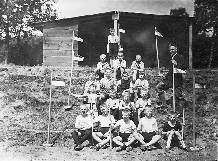 Lehrer in Homberg mit Schülern beim Sport, 1928