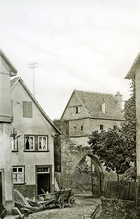 Einfahrt in den Hof des Minoritenklosters in Fritzlar, 1890-1900