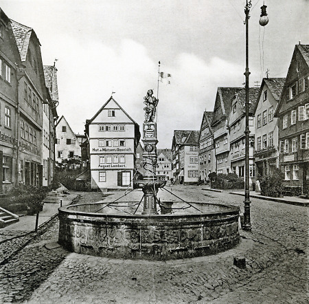 Der Rolandsbrunen auf dem Fritzlarer Marktplatz, 1903