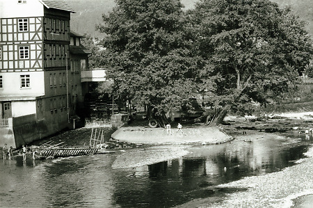 Spielende Kinder vor der neuen Mühle in Roth, 1949-1951