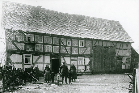 Familie auf ihrem Hof in Roth, 1910-1926