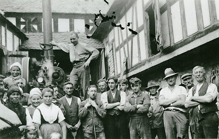 Gruppenaufnahme vom Dreschtag in Roth, 1950-1953