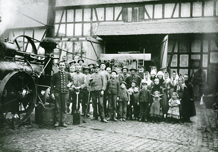Dampfdreschmaschine und Arbeiter in Roth, 1911-1912