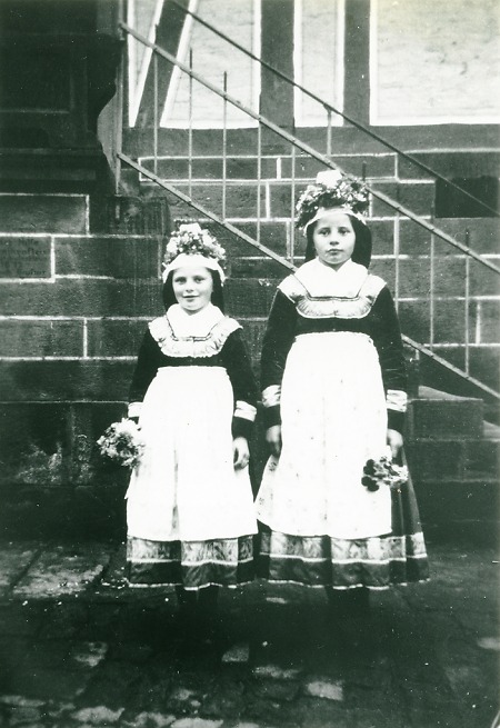 Zwei Mädchen aus Roth als Brautjungfern in Marburger Tracht, 1935