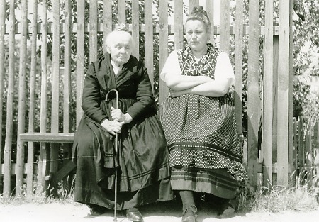 Zwei Nachbarinnen in Roth auf einer Bank, 1947-1949