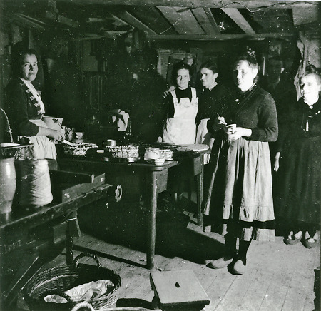 Tortenbuffett einer Hochzeitsgesellschaft in Roth, 1949-1951