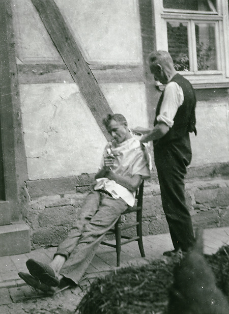 Haareschneiden vor einem Hof in Roth, 1947-1949