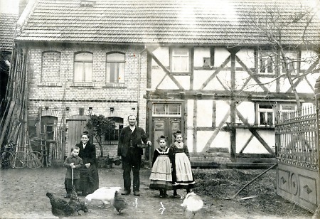 Familie vor ihrem Hof in Roth, 1923-1925