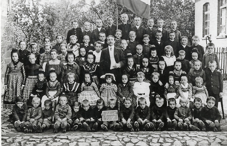 Schulklasse aus Sichertshausen, 1909
