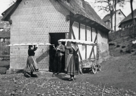 Vor dem Backhaus in Niederwalgern, 1938