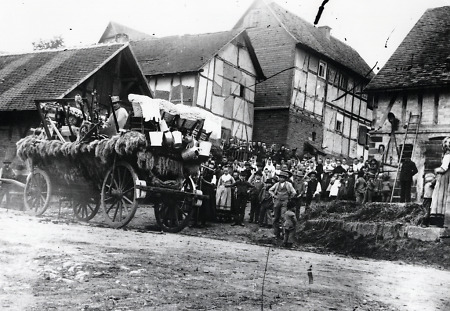 Brautwagen mit Aussteuer in Niederwalgern, 1899-1901