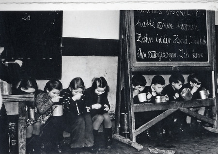 Schulspeisung in Niederwalgern, 1950