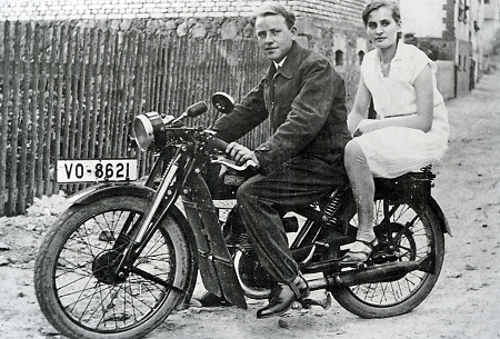 Schreinermeister aus Staufenberg mit Braut auf einem DKW-Motorrad, um 1930