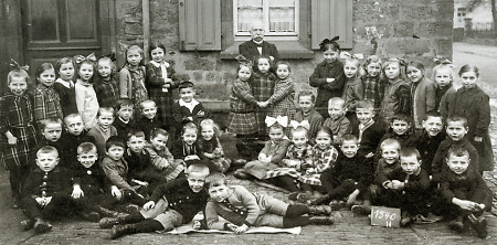 Schulklasse aus Staufenberg mit ihrem Lehrer, 1926