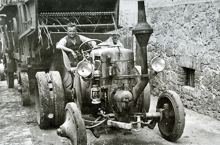 Mann aus Staufenberg mit seiner Dreschmaschine, 1941