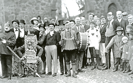 Kostümierte Personen beim Fastnachtsumzug in Staufenberg, 1932