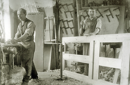 Schreiner aus Staufenberg mit seinem Gesellen in seiner Werkstatt, um 1935