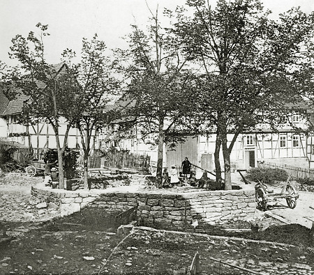 Der Dorfplatz in Eschenstruth, um 1910