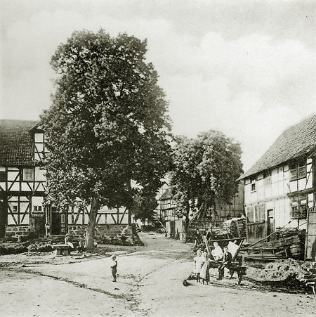 Der Dorfplatz in Simmershausen, um 1910