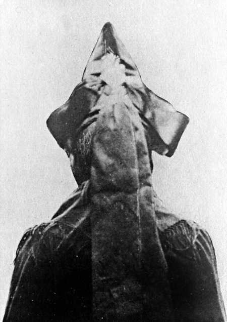 Rückansicht einer Frau aus Bauna mit Bätzel, um 1910