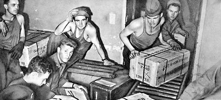 Arbeiter beim Entladen von Kisten mit den neuen Mark-Banknoten, 1948