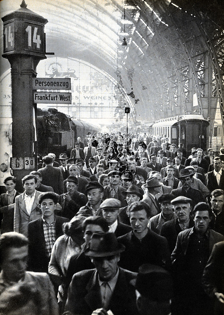 Pendler im Frankfurter Hauptbahnhof, 1949-1952