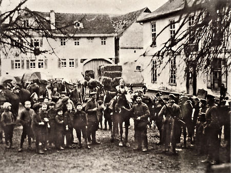 Soldaten bei einer Rast in Brandoberndorf, 1918