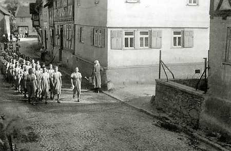 BDM-Gruppe beim Marsch durch Brandoberndorf, 1940