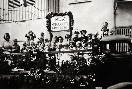 Kindergartenkinder beim Erntedank in Brandoberndorf, 1937