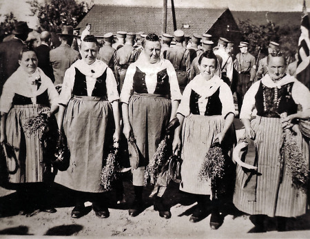 Frauen aus Brandoberndorf in Tracht beim Erntedank, 1934