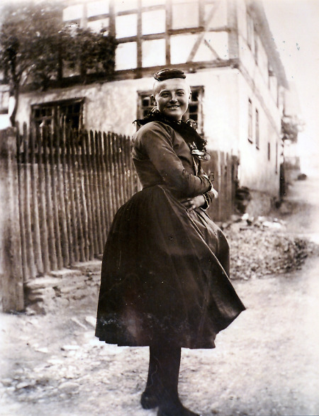 Junge Frau aus Brandoberndorf in Tracht, 1893