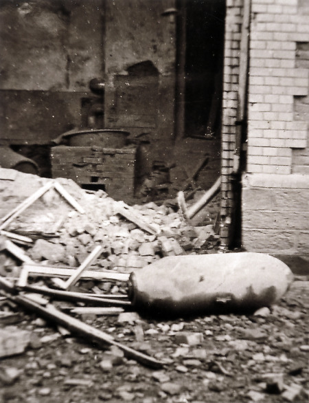 Blindgänger in einem Haus in Brandoberndorf, März 1945