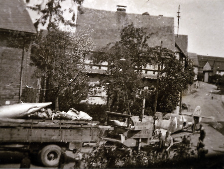 Abtransport eines Flugzeugwracks durch Brandoberndorf, 1944