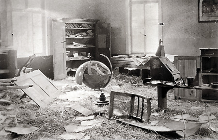 Von ehemaligen Zwangsarbeitern zerstörter Schulraum in Brandoberndorf, April 1945