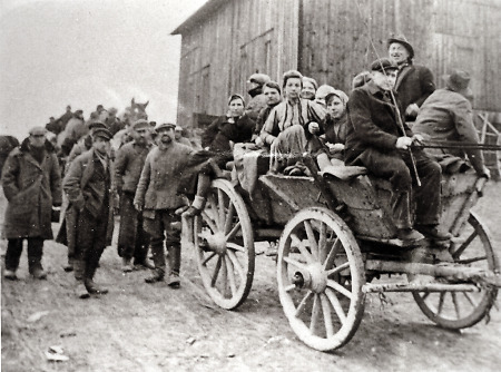 Displaced Persons beim Abtransport aus Brandoberndorf, April 1945