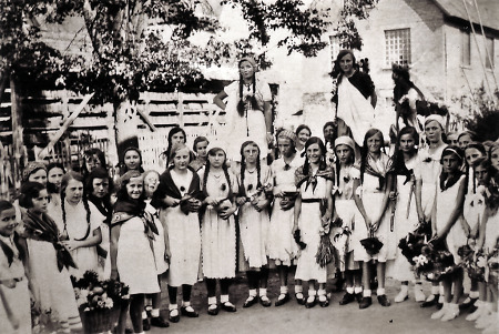 Mädchengruppe beim Erntedankfest in Brandoberndorf, 1934