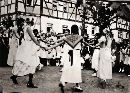 Junge Frauen tanzen beim Erntedankfest in Brandoberndorf, 1934