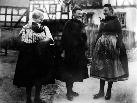 Drei Frauen beim Schwätzchen in Brandoberndorf, um 1900