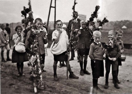 Kinder beim Erntedankfest in Brandoberndorf, 1935