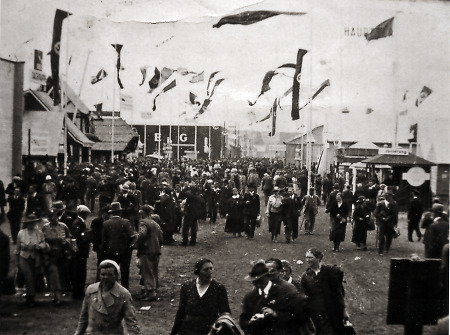Besucher auf dem Reichsbauernfest in Frankfurt, um 1940